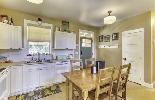 Oroville House | Bootlegger Roost- Barn feel on the Beach!