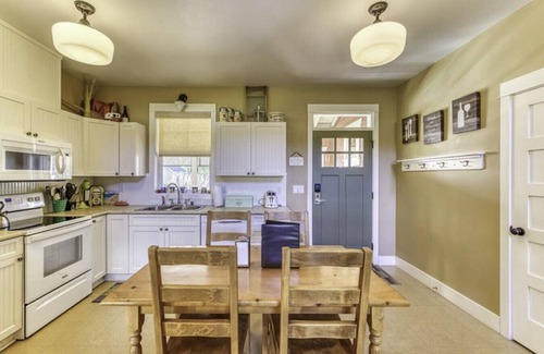 Oroville House | Bootlegger Roost- Barn feel on the Beach!
