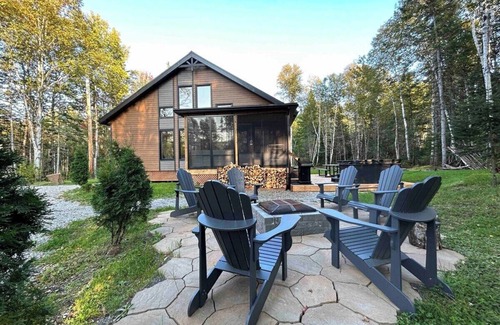 Baie-St-Paul Ski Chalet | Boréa 10: Tranquil Nature Retreat with Spa & BBQ
