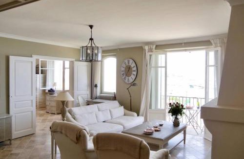 Antibes City Centre Apartment | BORD DE MER - AC, WIFI, chic, sea view, beach 2 minutes walk