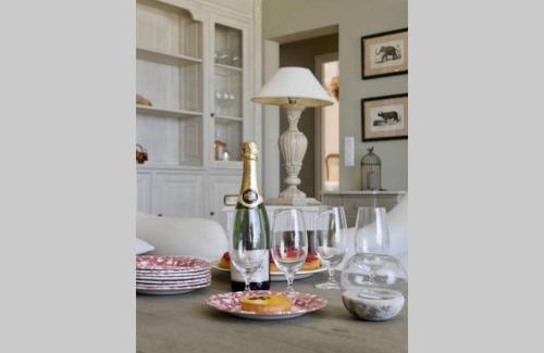 Antibes City Centre Apartment | BORD DE MER - AC, WIFI, chic, sea view, beach 2 minutes walk