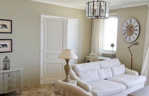 Antibes City Centre Apartment | BORD DE MER - AC, WIFI, chic, sea view, beach 2 minutes walk
