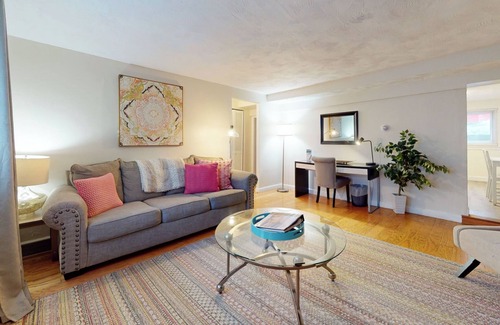 Brookline Apartment | Boston vacation,Longwood Medical,mins to MBTA,pkg