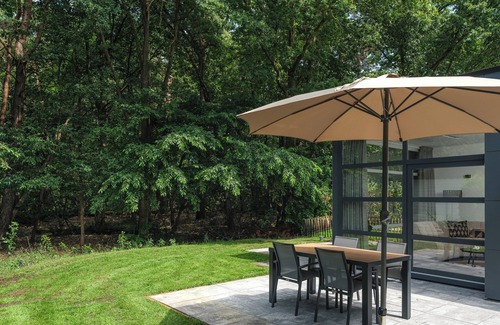 Lieren House | Bosvilla Comfort: Stylish 6-person home with three bedrooms, a modern kitchen, air conditioning, and a cozy outdoor space with a luxury pergola. Enjoy comfort and nature in the Veluwe.