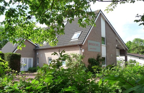 Oostkapelle Apartment | Boszicht 4 aan de Kust luxury apartment 4 people. Beach 800 mtr