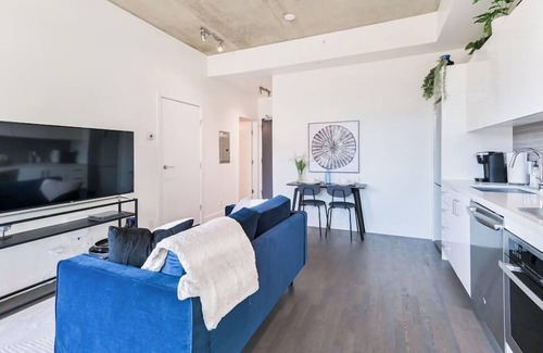 Connaught Apartment | "Botanic Blue"|DT Skyline View |Mins to Saddledome