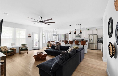 Knollwood On The Colorado River House | Botanist Retreat - Pet-Friendly E. Austin Home - Yard