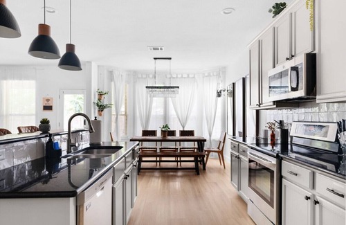 Knollwood On The Colorado River House | Botanist Retreat - Pet-Friendly E. Austin Home - Yard