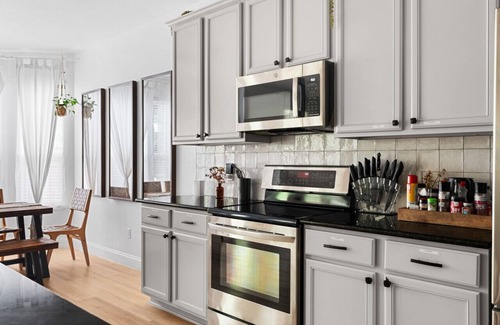 Knollwood On The Colorado River House | Botanist Retreat - Pet-Friendly E. Austin Home - Yard