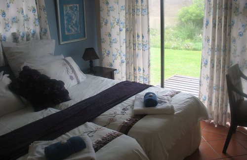 Port Edward House | Bottlenose B&B is situated on the ocean.
