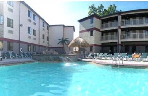 Put-in-Bay House | Bottom Floor apartment in heart of downtown Put in Bay resort area!