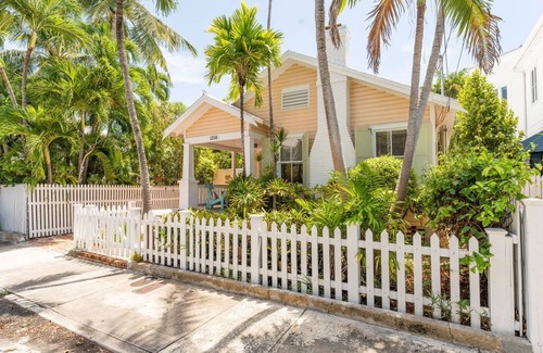 The Meadows House | BOTTOMS UP BUNGALOW - PERFECT 2 Bed/2 Bath PRIVATE POOL