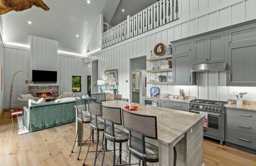 Cashiers Cottage | "Bougie Barn" on 21 Acres Near GlenCove & Mountaintop Golf & Lake Club- Sleeps 8