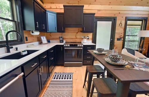 Cherry Log Cabin | Boujee Moose -new, hot tub, dog friendly, fire pit