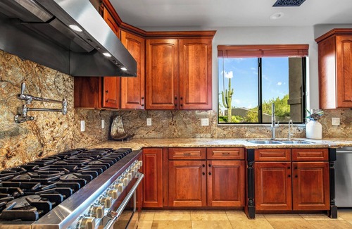 Pinnacle Peak House | Boulder 84 by LuxeKey | Splash Pad, Billiards, Putting Green & 360 Desert Views