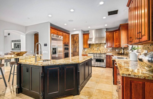 Pinnacle Peak House | Boulder 84 by LuxeKey | Splash Pad, Billiards, Putting Green & 360 Desert Views