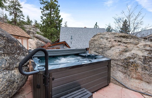 Big Bear Lake Ski Chalet | Boulder Bay Chalet Lakefront - Luxury Lakefront, Hot Tub, Pool Table, Foosball, Ping Pong, Lake View