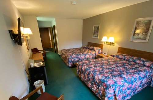 Boulder Junction Hotel | Boulder Bear Motor Lodge - Two Queen Beds 115 Front