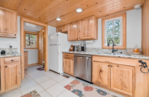 Boulder Bay Cabin | Boulder Bear - Secluded, Beautiful Views, Fireplace, Barbecue