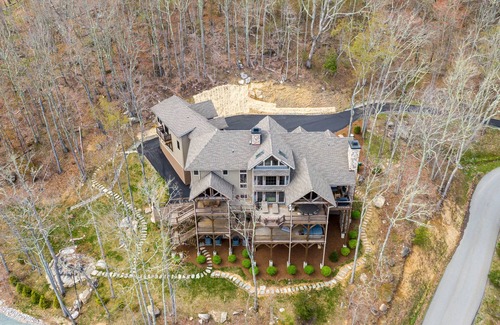 Banner Elk House | Boulder Creek at Eagles Nest - Huge Custom Home - Hot tub - Live Like A King!