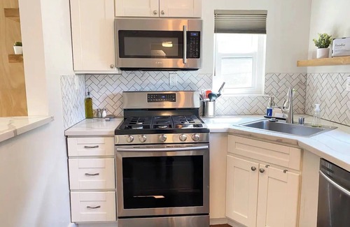 Boulevard Park House | Boulevard Park Bungalow: Walk to Dining & Nightlife