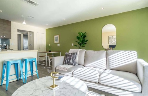 Riverside Apartment | Boulevard Stays 8 mins to Downtown King Bed Pool, Parking Gym 04