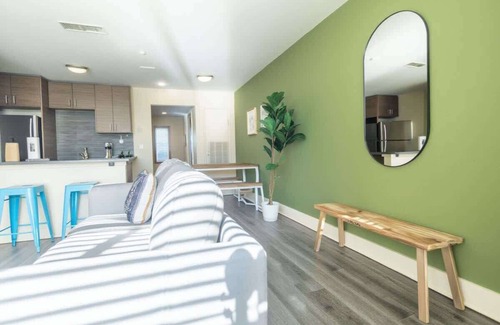 Riverside Apartment | Boulevard Stays 8 mins to Downtown King Bed Pool, Parking Gym 04