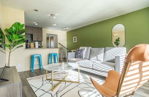 Riverside Apartment | Boulevard Stays 8 mins to Downtown King Bed Pool, Parking Gym 04