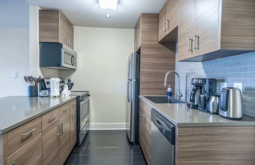 Riverside Apartment | Boulevard Stays 8 mins to Downtown King Bed Pool, Parking Gym 04