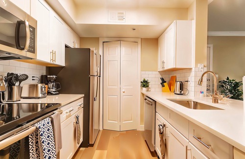 North Arlington Apartment | Boulevard Stays Cozy Suite Access to Pool, Gym & Parking