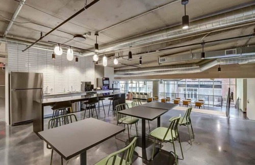 Downtown Phoenix Apartment | Boulevard Stays Downtown Highrise STU Sky Pool, Parking, Gym 01