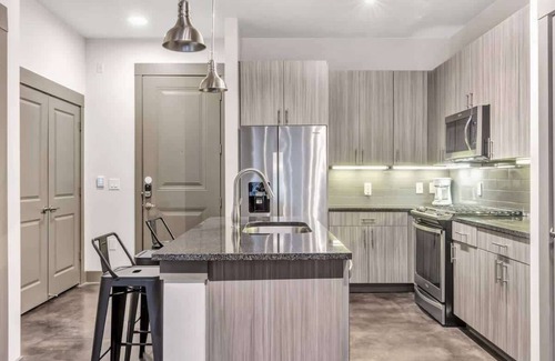 Richardson Apartment | Boulevard Stays Elegant 1BR Pool, Gym, Parking