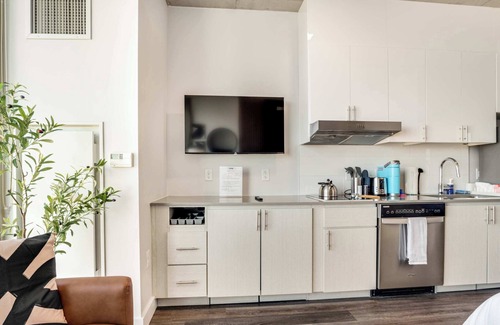 Downtown Phoenix Apartment | Boulevard Stays Highrise STU Sky Pool, Parking, Gym 22