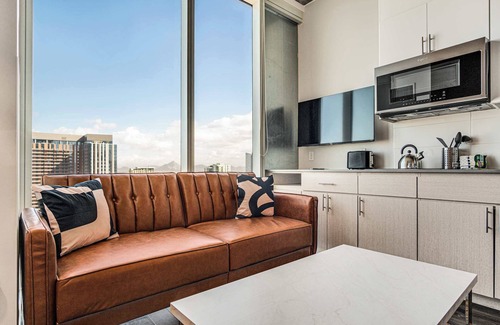 Downtown Phoenix Apartment | Boulevard Stays Highrise STU Sky Pool, Parking, Gym 22
