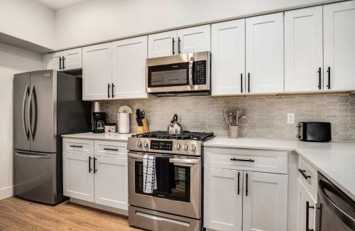 Glendale Sports and Entertainment District Apartment | Boulevard Stays Luxe 2BR by the Stadium Pool Parking Gym 10