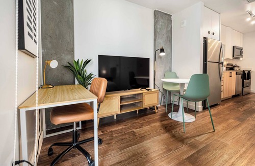 Evans Churchill Apartment | Boulevard Stays Modern Highrise STU Sky Pool, Parking, Gym 08