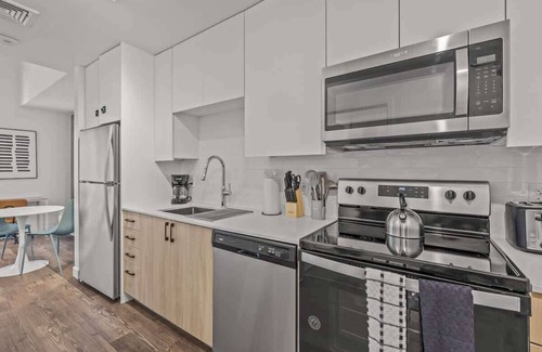 Evans Churchill Apartment | Boulevard Stays Modern Highrise STU Sky Pool, Parking, Gym 08