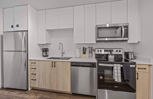 Evans Churchill Apartment | Boulevard Stays Modern Highrise STU Sky Pool, Parking, Gym 08
