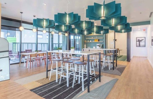 Evans Churchill Apartment | Boulevard Stays Modern Highrise STU Sky Pool, Parking, Gym 08