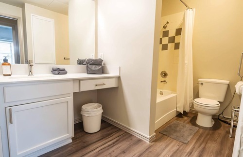 Willow Run Apartment | Boulevard Stays Relaxing King Suite 1BR with Pool, Gym & Parking