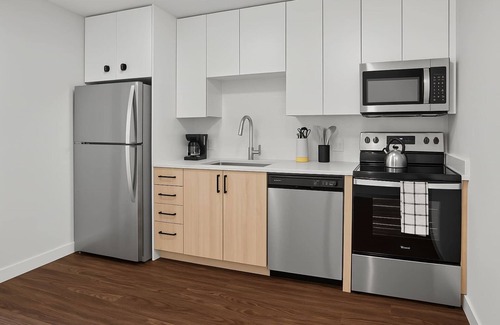 Evans Churchill Apartment | Boulevard Stays Scenic Studio Escape Pool, Gym Access & Parking
