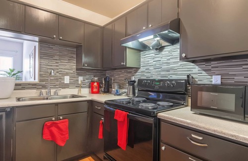 Irving Apartment | Boulevard Stays Serene 1BR Apartment with Pool, Gym & Free Parking 03
