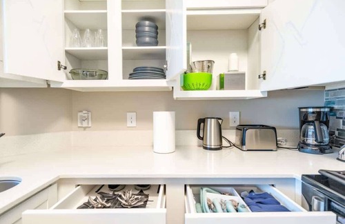 Willow Run Apartment | Boulevard Stays Tranquil 1BR King Suite Pool, Parking & Gym 01
