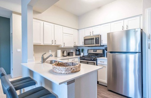 Willow Run Apartment | Boulevard Stays Tranquil 1BR King Suite Pool, Parking Gym 03