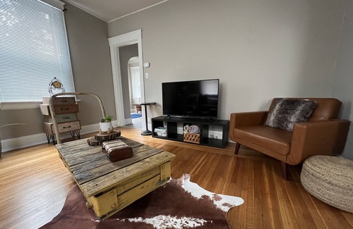 Oakley House | Bourbon Bliss. Long-term stays & Pet Friendly!