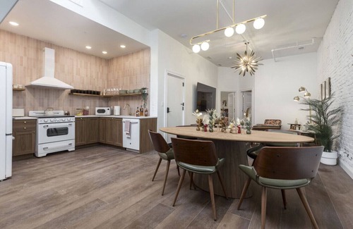 Downtown Louisville Apartment | Bourbon Loft. 5 bed/2 bath by Hollyhock Suites