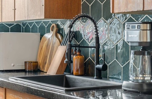Drumheller Apartment | Bourbon | Retro Getaway | Sleeps 4 & Full Kitchen!