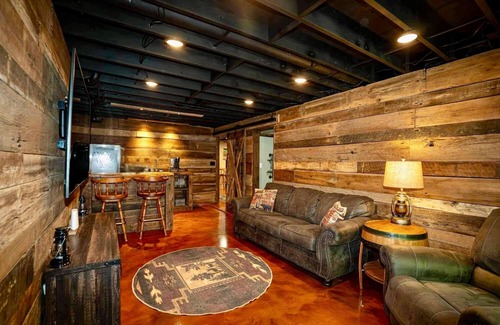 Mount Saint Francis Cabin | Bourbon Trail Chalet - 9 person hot tub - Secluded