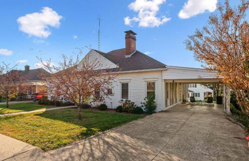 Springfield House | Bourbon Trail Fall Stay Hot Tub 3 King Suites in Kentucky