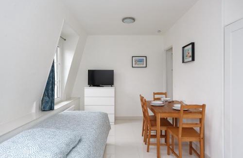 Le Bourget Apartment | Bourget RER Studio 2ème droite